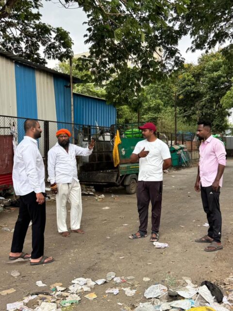 📍 बाणेर 
📅 24 मे 2026
बाणेर स्मशानभूमीलगतच्या 'स्वच्छ' च्या कचरा वर्गीकरण प्रकल्पाची आज सविस्तर पाहणी केली. सद्यस्थितीत कचरा प्रकल्पाला योग्य गेट नसल्याने कचऱ्याच्या गाड्या स्मशानभूमीच्या जागेत उभ्या राहतात, ज्यामुळे गैरसोय होत आहे. तसेच, जवळच असलेल्या DP जवळ काही महिन्यांपूर्वी आग लागून मोठा अपघात होता होता राहिला होता.
या गंभीर समस्यांची दखल घेत आज पाहणी केली आणि स्मशानभूमीतील जनरेटर बॅकअपसाठी जागेचा आढावाही घेतला. या प्रश्नांवर कायमस्वरूपी तोडगा काढण्यासाठी येत्या सोमवारी, २५ मे रोजी अधिकाऱ्यांसोबत विशेष पाहणी दौरा आयोजित केला आहे.

#Baner #PuneCity #SocialWork #CivicIssues #PuneMunicipalCorporation Maharashtra